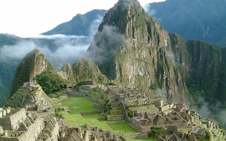 Peru thuộc bờ biển Tây Nam của Nam Mỹ 