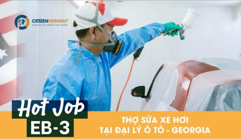 Thợ sửa xe hơi tại đại lý ô tô