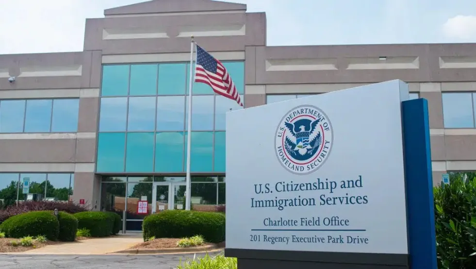 Nhà đầu tư có nên chờ dự án được phê duyệt I-956F rồi mới nộp I-526E?