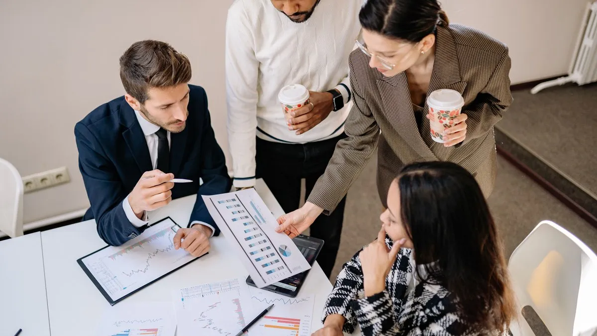 Nhóm chuyên gia phân tích biểu đồ và hồ sơ dự án HUA EB-5