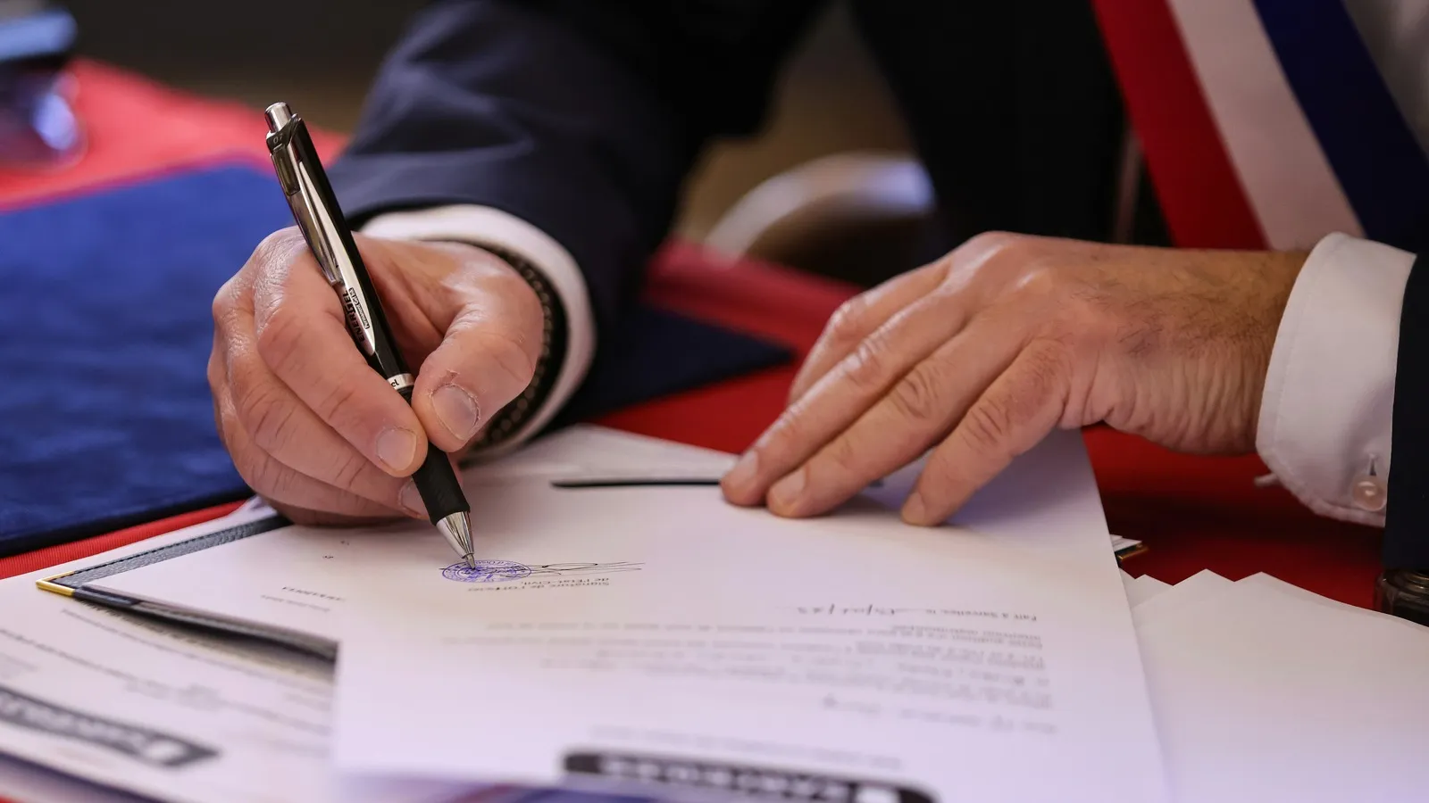 Quy định chữ ký USCIS 2026 khi ký hồ sơ di trú Mỹ