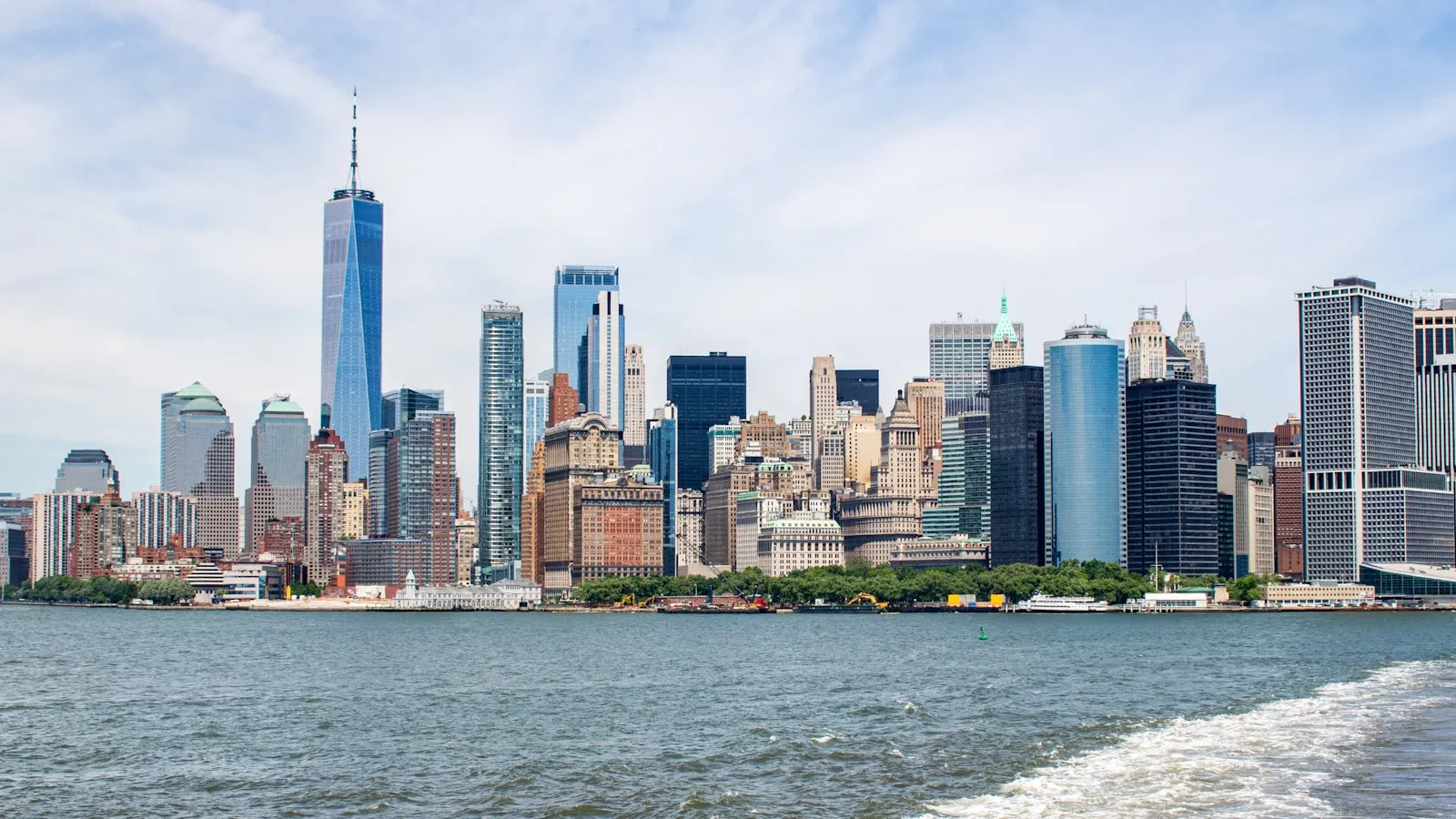 Skyline khu tài chính Manhattan, New York nhìn từ mặt nước, biểu trưng cho Bắc Mỹ là điểm đến đầu tư ưu tiên