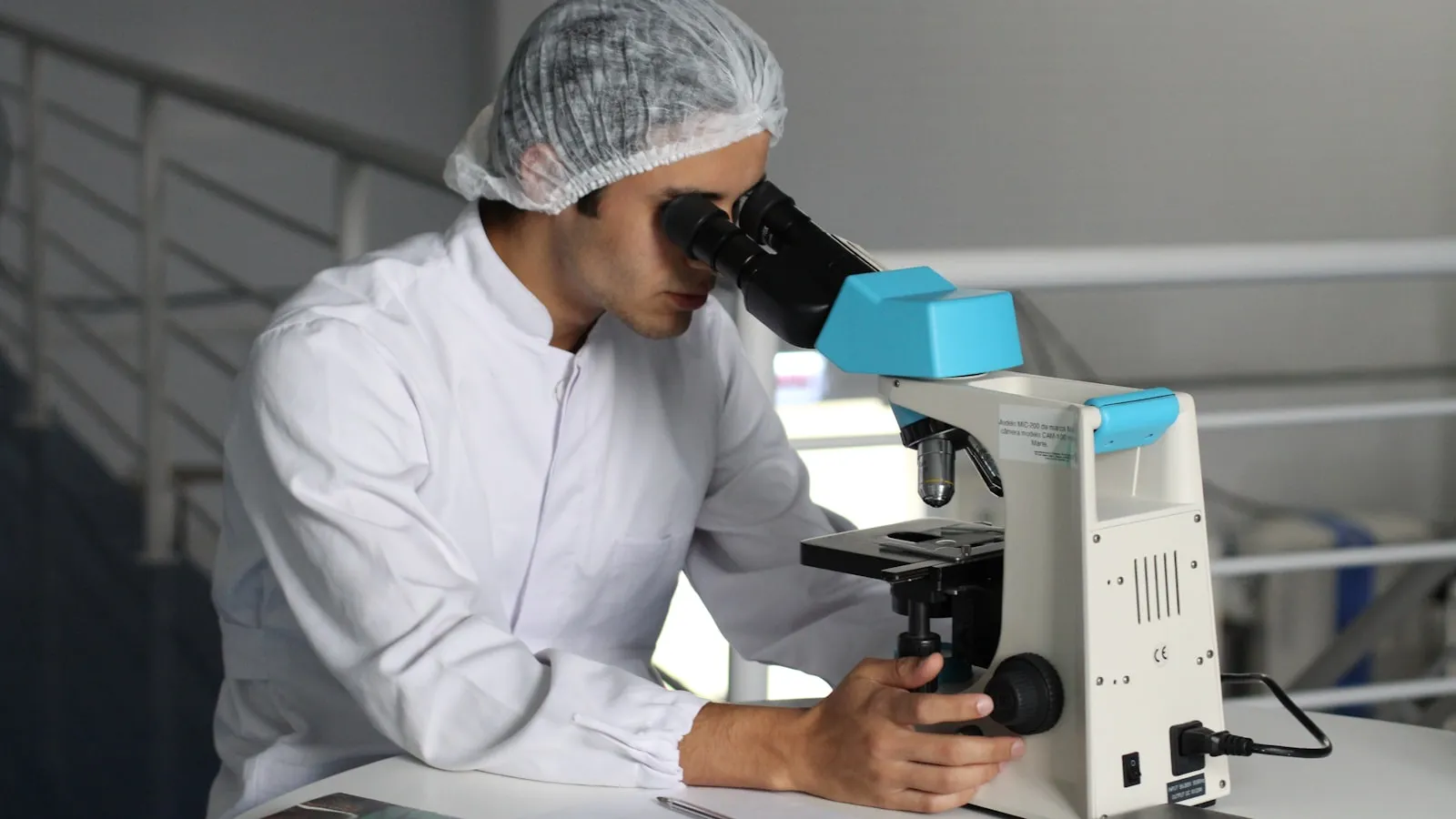Bác sĩ nhà nghiên cứu minh họa tiêu chí EB-1A cho ngành y khoa