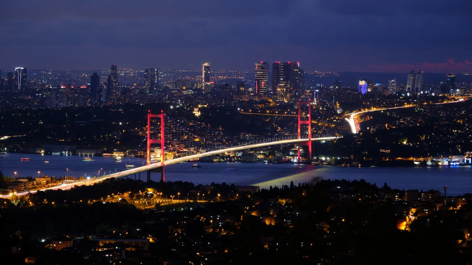 Đường chân trời Istanbul, Thổ Nhĩ Kỳ nhìn từ cầu bắc qua eo biển Bosphorus