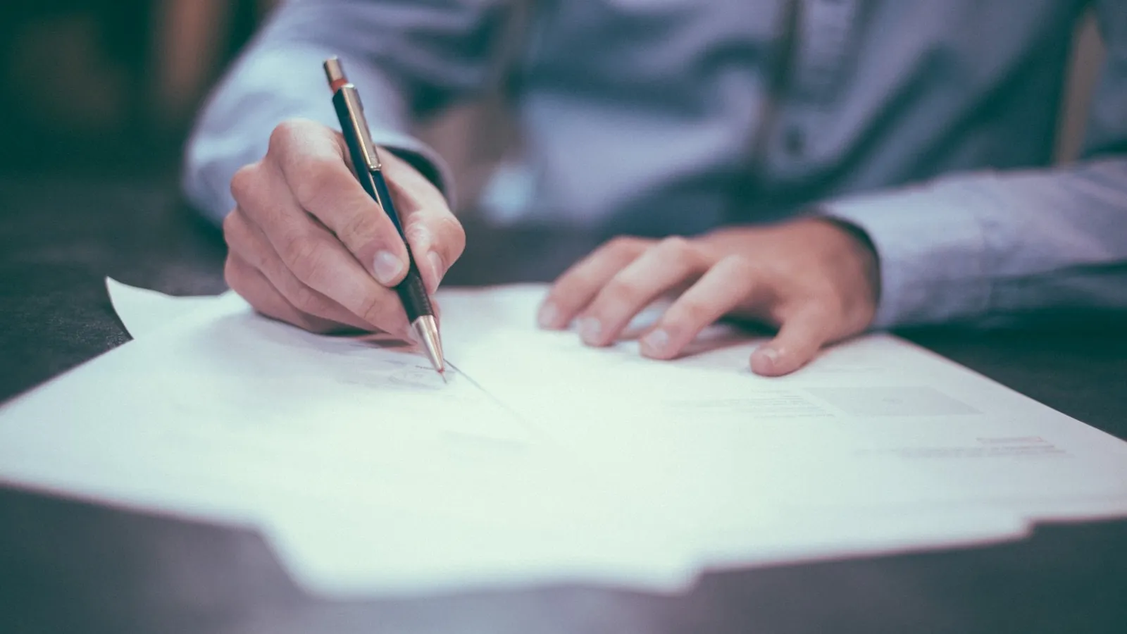 Chuyên gia rà soát hồ sơ di trú Mỹ trước khi nộp USCIS
