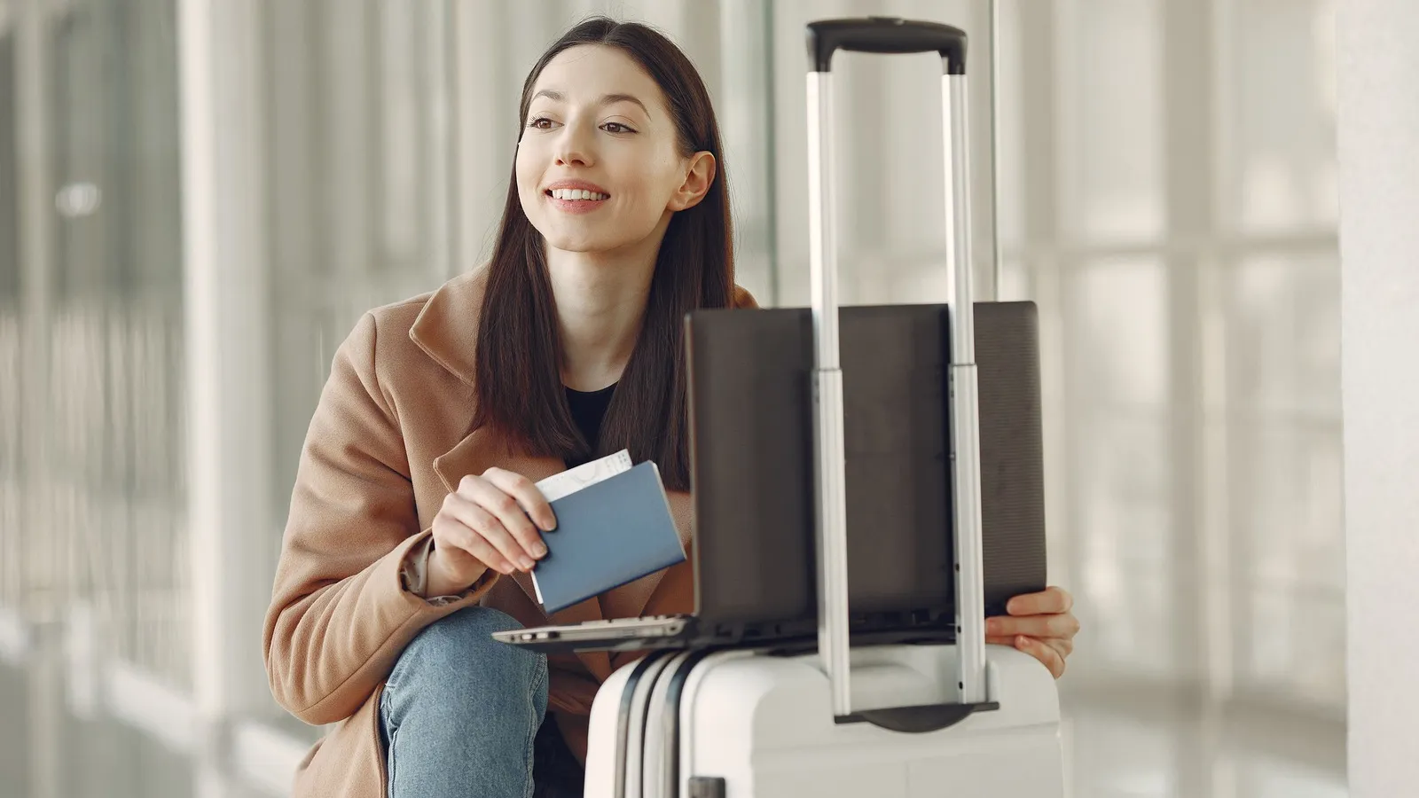 Du khách chuẩn bị giấy tờ tại sân bay quốc tế