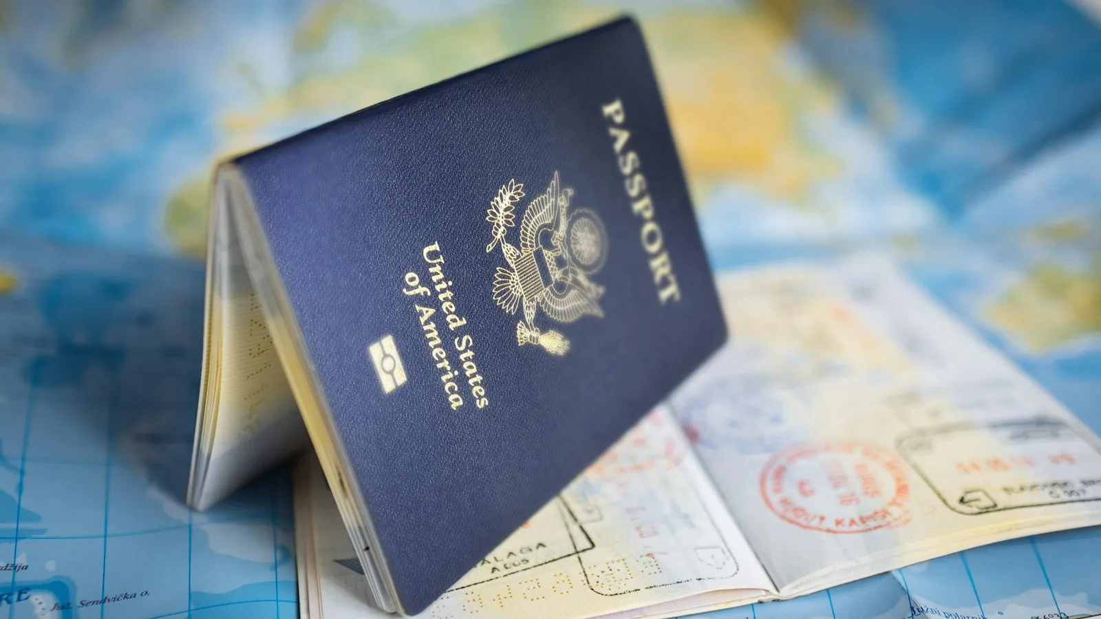 Cập nhật chính sách visa Mỹ 2026 - hộ chiếu Mỹ trên bản đồ thế giới