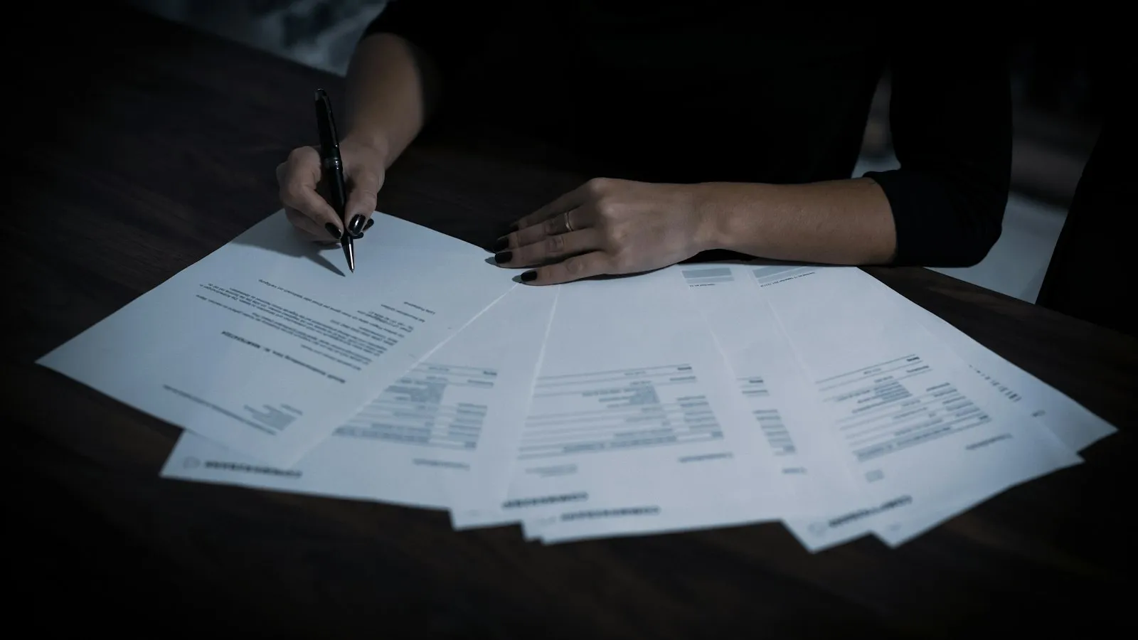 Ký hợp đồng và tài liệu ký quỹ trong đầu tư EB-5