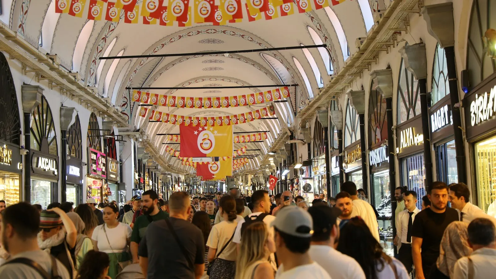 Khu chợ Grand Bazaar Istanbul đông người mua sắm