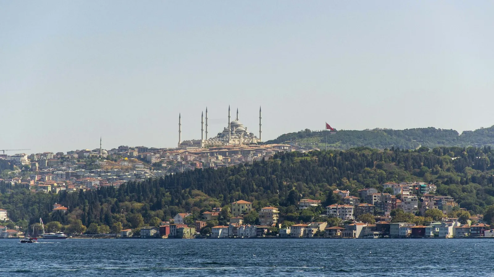 Khu dân cư sườn đồi ven eo biển Bosphorus, Istanbul