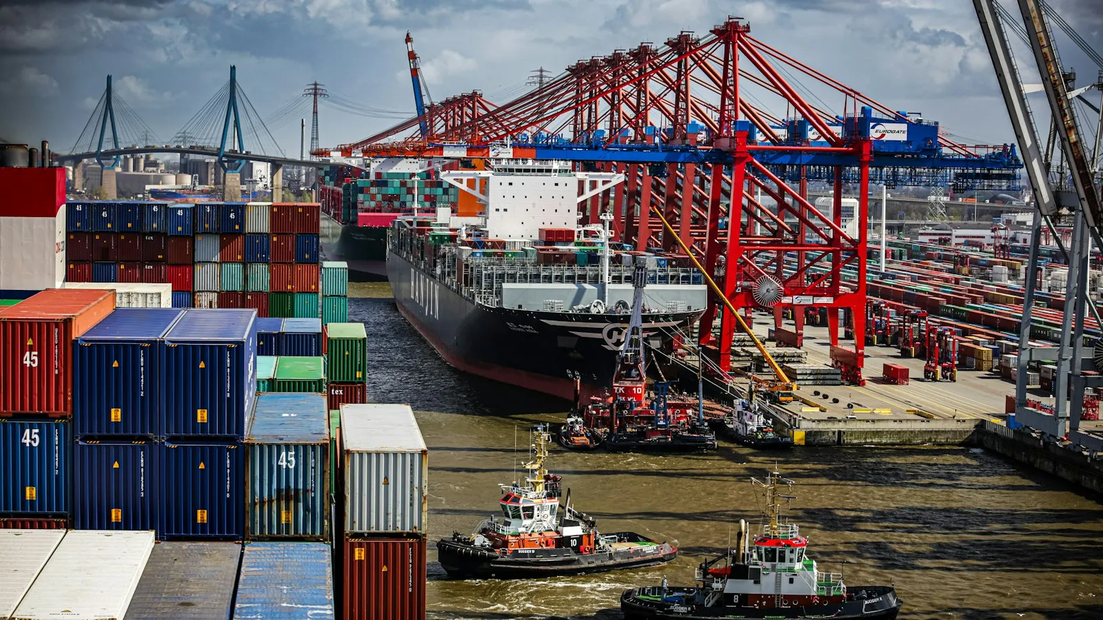 Cảng container với cần cẩu minh họa thương mại và công nghiệp