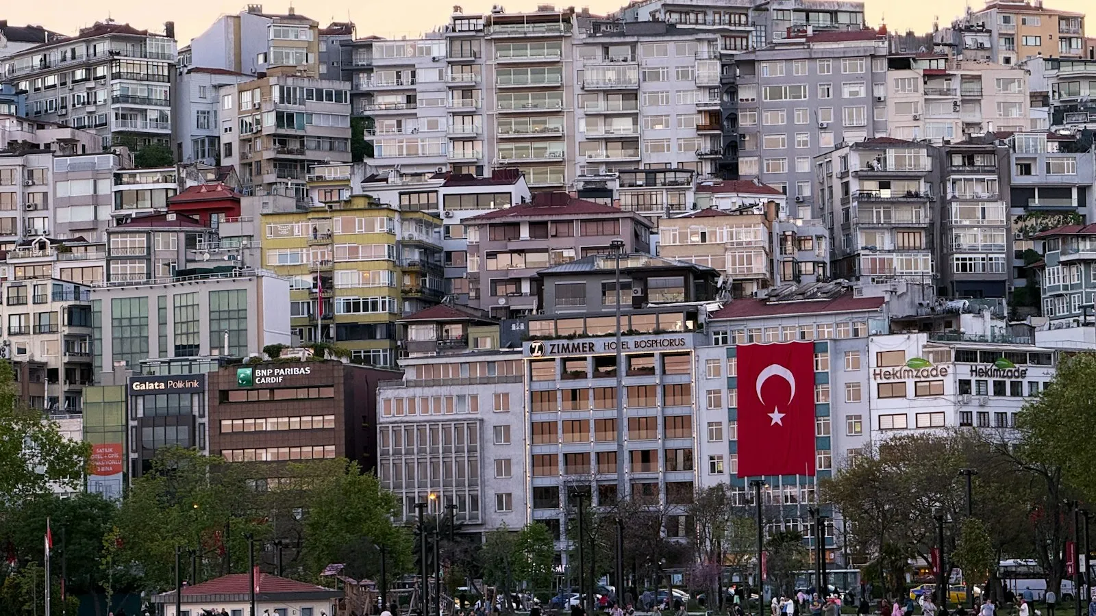 Khu đô thị dày đặc ở Istanbul với lá cờ Thổ Nhĩ Kỳ