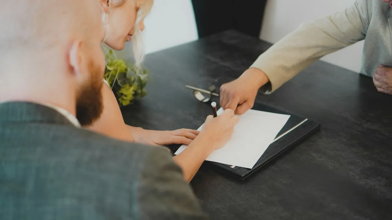 Ký giấy tờ đổi tên hợp pháp để cập nhật tên với Cơ quan An Sinh Xã Hội
