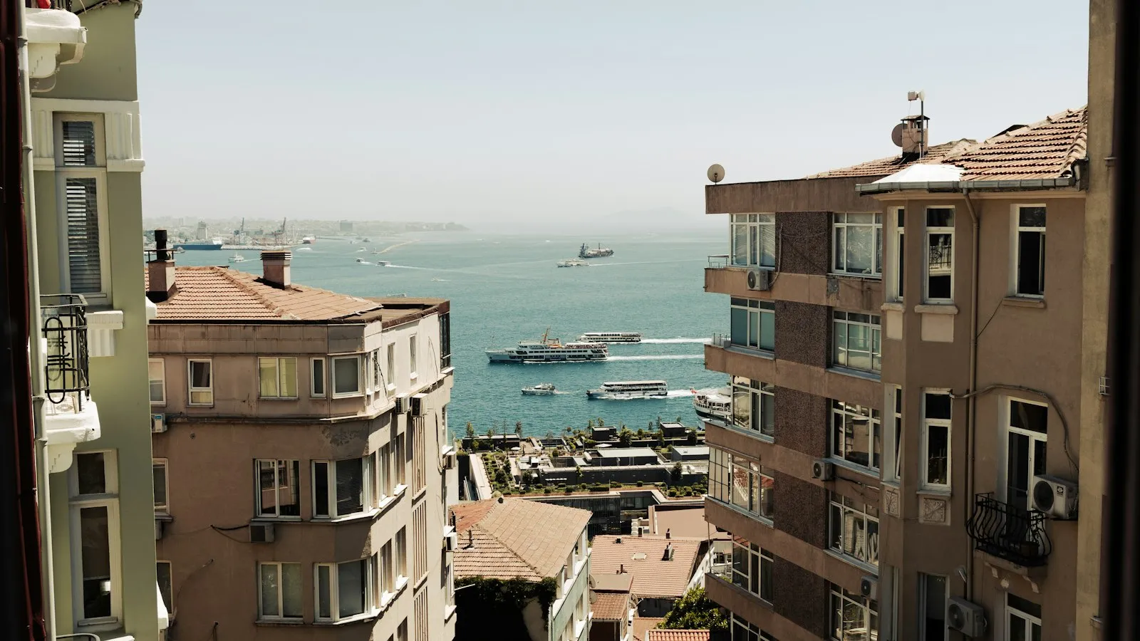 Khu nhà ở Istanbul nhìn ra eo biển Bosphorus