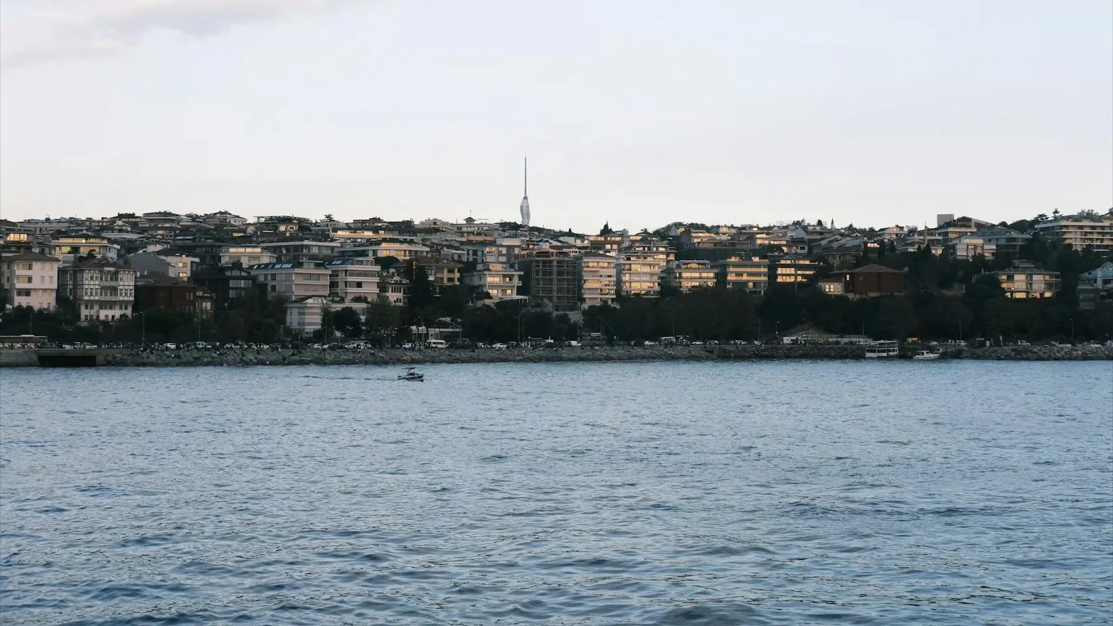 Đường chân trời Istanbul bên eo biển Bosphorus