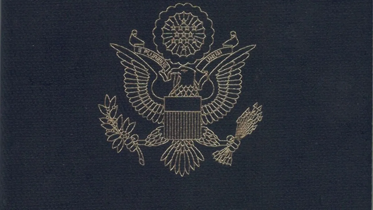 Bìa hộ chiếu Mỹ minh họa cho nội dung về visa